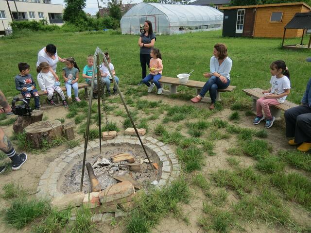 Gegessen wird an der Lagerfeuerstelle im Freien.