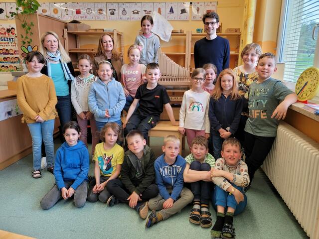 Die Schülerinnen und Schüler in der Volksschule lernten das Instrument Orgel aus der Nähe kennen. | Foto: Musikschule Hollenegg Peter Koch