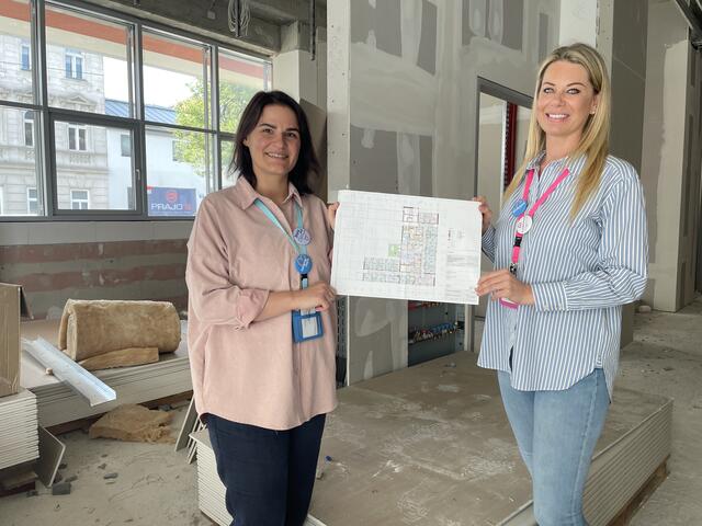 Die beiden Fridolina-Leiterinnnen Katharina Fourtis (l.) und Nicole Hainz auf der Baustelle. | Foto: Michael J. Payer