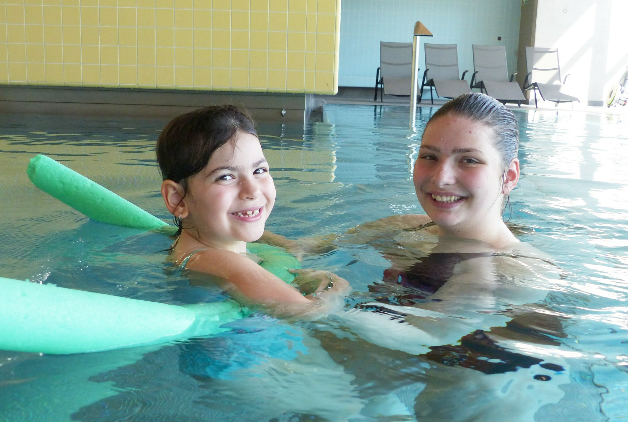 Schulanfänger*innen gehen ins Wasser BAFEPSchüler*innen schwimmen mit den Kleinen Ried