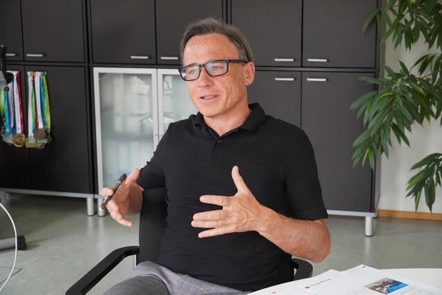 Bernhard Frey, Geschäftsführer der Sportunion Salzburg, beim Interview über Trendsportarten und den Mangel an Schwimm- und Eishallen. | Foto: Petra Huber