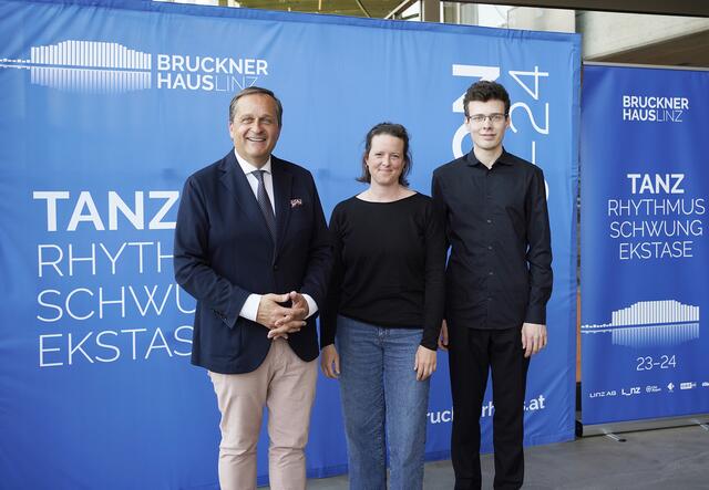 Von links: Brucknerhaus-Intendant Dietmar Kerschbaum mit Anna Dürrschmid (Junges Brucknerhaus) und Pianist Martin Nöbauer. | Foto: Reinhard Winkler