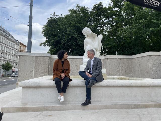 Bezirksvorsteherin Saya Ahmad (SPÖ) im Gespräch mit Senatsrat &amp; Betriebsvorstand der MA 31 Paul Hellmeier. | Foto: Miriam Al Kafur