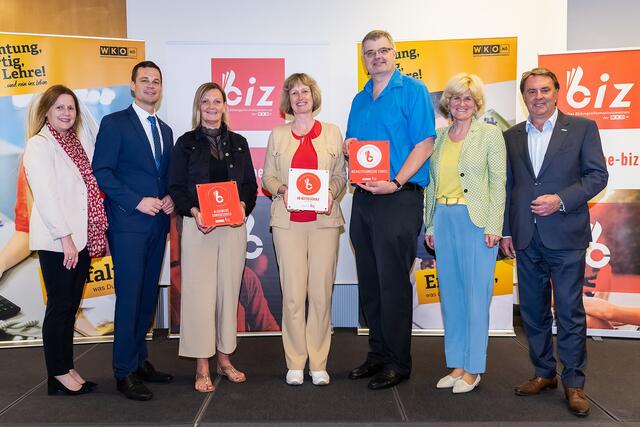 Stellvertretend für die 66 ausgezeichneten Mittel-, 22 Polytechnischen Schulen sowie sechs Allgemeinen Sonderschulen nahmen Elisabeth Reisenbauer (Landessonderschule Hinterbrühl, 3.v.l.), Martina Neuhauser (NÖMS Loosdorf, Mitte) und Otto Rupf (PTS Mank Melk, 5.v.l.) die Glückwünsche von Schulqualitätsmanagerin Eva Rosskopf, NÖ Bildungsdirektor Karl Fritthum, WKNÖ-Direktor-Stv. Alexandra Höfer und WKNÖ-Präsident Wolfgang Ecker (v.l.) entgegen. | Foto: Andreas Kraus