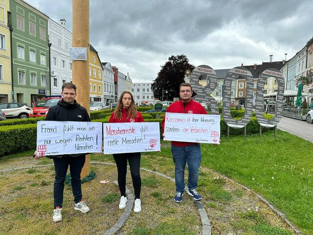 Die Junge Generation plante eine Gegenaktion und protestierte mit Schildern am Eferdinger Stadtplatz. | Foto: JG Bezirk Grieskirchen/Eferding