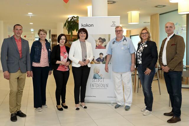 Bezirksparteiobfrau-Stv. Ricardo Lang (links), Bezirksparteiobfrau LAbg. Stefanie Hofmann und Zweite Landtagspräsidentin Sabine Binder (mittig) und Ortsparteiobmann Bernhard Donner (rechts) zu Besuch im kokon in Rohrbach-Berg. | Foto: Land OÖ