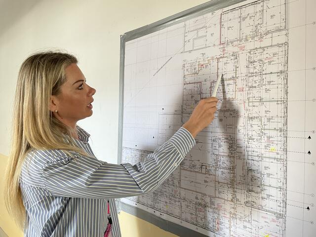 Fridolina-Leiterin Nicole Hainz erklärt am Plan die Anordnung der Zimmer. | Foto: Michael J. Payer