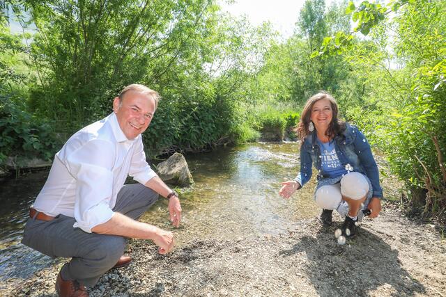 Bezirksvorsteher Gerald Bischof und Stadträtin Ulli Sima (beide SPÖ) sind begeistert vom Fortschritt am Liesingbach.  | Foto: PID/Christian Fürthner