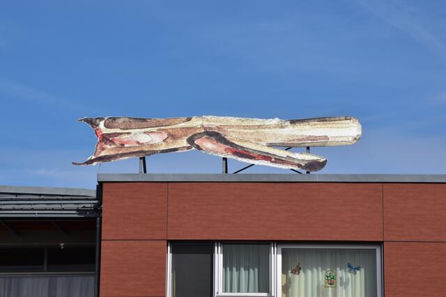 Kunstobjekt auf dem Dach des NÖ Pflege- und Betreuungszentrums Wallsee: Skulptur "Treibholz" von Siggi Hofer. | Foto: Hans-Peter Kriener