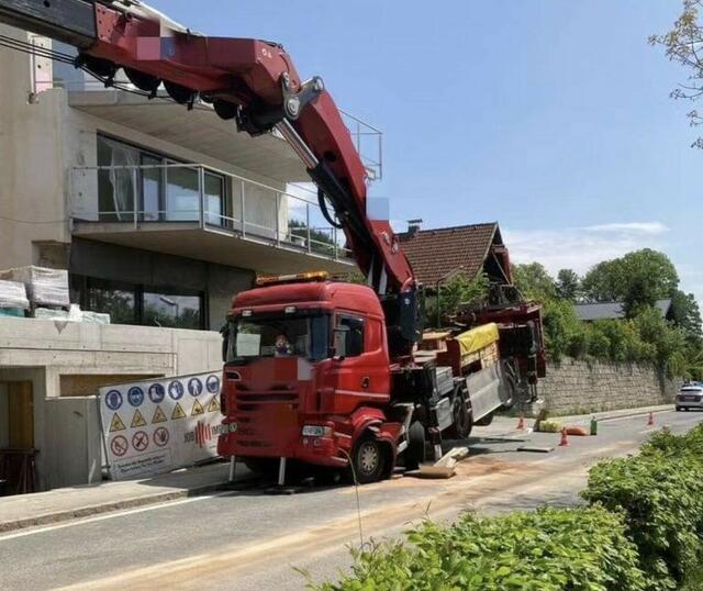 Durch den genickten Rahmen kam es zu einem Riss an der Dieselleitung, weshalb in weiterer Folge eine unbestimmte Menge an Treibstoff ausfloss. | Foto: FF Pörtschach am Wörthersee