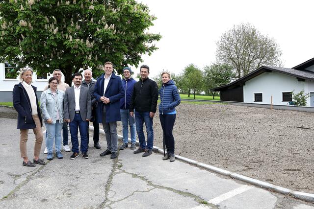Volksschul-Direktorin Monika Augustin, Dagmar Klaffenböck, Gemeindemitarbeiter Gerald Pögl, Amtsleiter Daniel Unterberger, Vertreter Wassergenossenschaft Pattigham Georg Augustin, Landesrat Stefan Kaineder, Klimabündnis-Leiter Johann Reiter, Bürgermeister Johann Urwanisch und Daniela Reiter, Projektleiterin des Pausengartens. | Foto: Land OÖ/Daniel Kauder