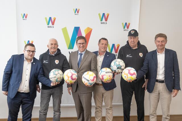 (v.l.:) Markus Klausberger (WSC Hogo Hertha), Christian Aitzetmüller (FC DMS Wels), Bürgermeister Dr. Andreas Rabl, Roland Golger (WSC Hogo Hertha), Juan Bohensky (FC DMS Wels) und Sportreferent Vizebürgermeister Gerhard Kroiß. | Foto: Stadt Wels