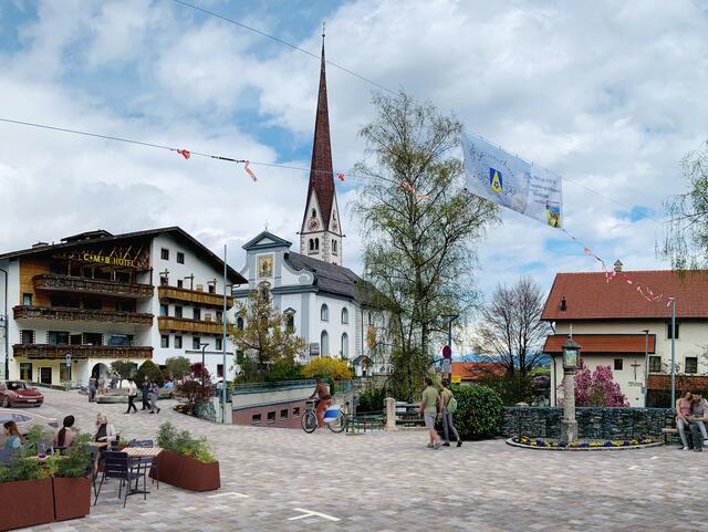 So wie auf dieser Visualisierung soll der Dorfplatz, der mit Natursteinen gepflastert wird, aussehen. | Foto: Gemeinde Axams
