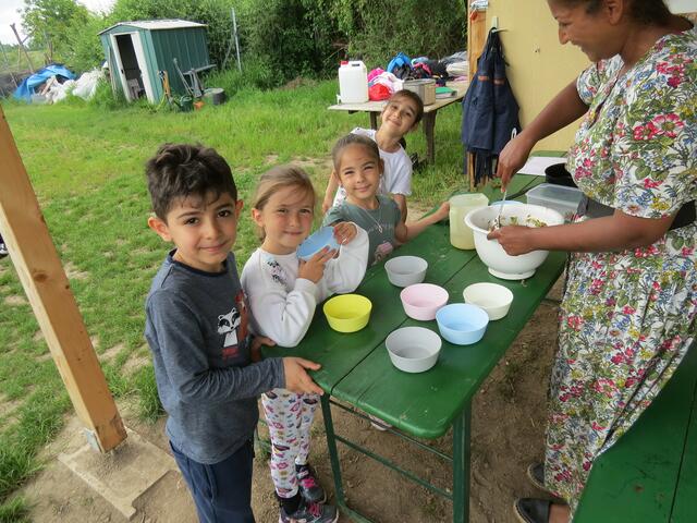 Die Kindergartenkinder verkochen gemeinsam das Gemüse des Naschgartens.