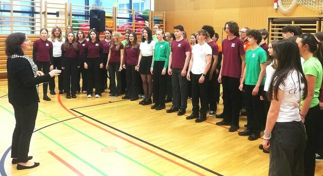 Der Chor eröffnete den Konzertreigen in der Schule. | Foto: BG/BORG