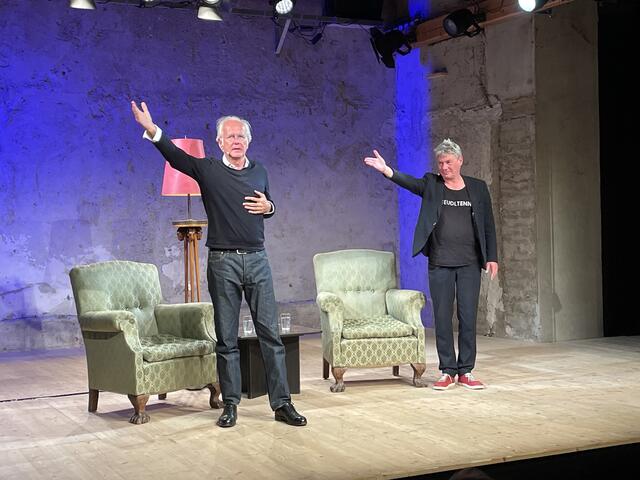 Talkshow-Legende Harald Schmidt und Hakon Hirzenberger begeisterten das Publikum im Steudltenn.  | Foto: Haun