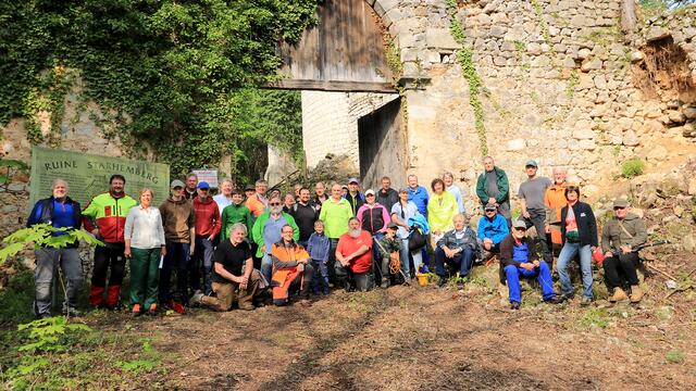 Gruppenfoto der freiwilligen Helfer*innen zum dritten „Starhemberg-Aktionstag“ vor dem Burgtor. | Foto: Werner Holy