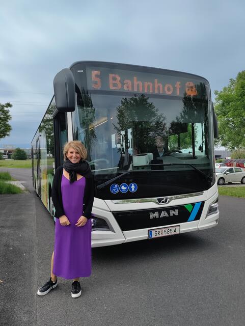 TIC- und Stadtgut-Geschäftsführerin Daniela Zeiner freut sich über die neuen Busübersichtspläne für den Wirtschaftspark.  | Foto:  TIC Steyr I Stadtgut Steyr