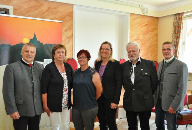 Ehrung ausgeschiedener Gemeinderäte: Bgm. Berthold Baumgartner mit Maria Kreindl, Jasmin Riegler, Karin Barani, Franz Zeitlinger und Vize-Bgm. Markus Wahl (von links). | Foto: Gabriele Schimpl
