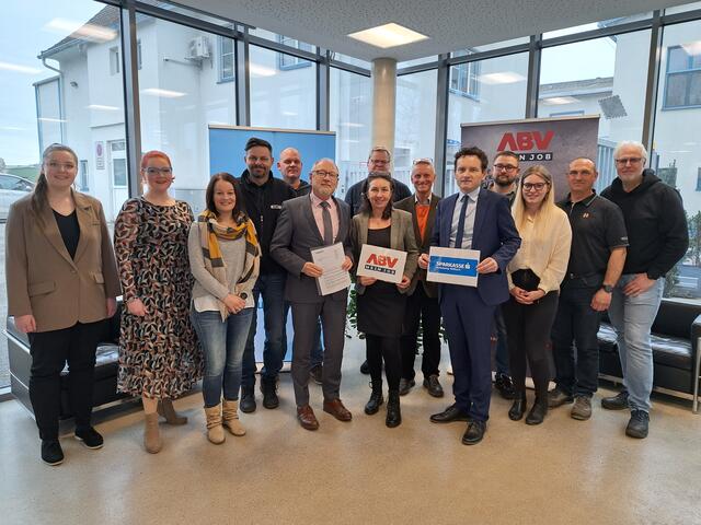 Die ABV-Mitgliedsbetriebe und die Sparkasse Voitsberg-Köflach freuen sich auf die weitere Kooperation. | Foto: Foto © ABV mein Job