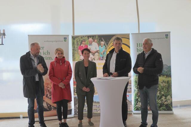 Standortbürgermeister Wolfgang Winkler, Bezirkshauptfrau Katharina Rumpf, LTP Sonja Ledl-Rossmann, WE-GF Walter Sojer und Verbandsobmann Hanspeter Wagner (v.l.) freuten sich über den Baufortschritt. | Foto: Hartman