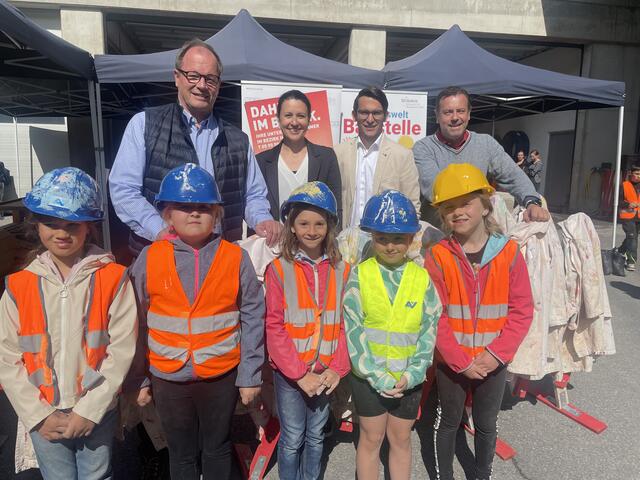 WK-Chef Josef Huber, Elena Bremberger, Nico Tilg und Stefan Elmer mit dem Nachwuchs.