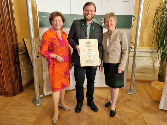 Andreas Reismann erhielt den Preis von Landesrätin Ursula Lackner und der Initiatorin der "Silberdistel", Honorarkonsulin Marianne Graf. | Foto: Steininger