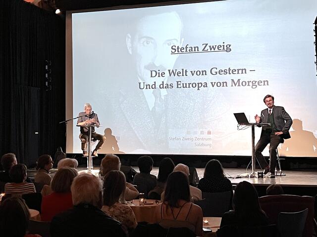 Das Publikum dankte Peter Bruckner (re.) und dem Schauspieler Peter Arp für diesen eindrucksvollen und nachdenklich stimmenden Abend mit viel Applaus.  | Foto: Literaturverein/Monitzer