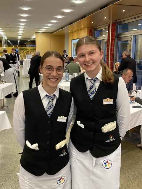 Simone Kathrein und Daniela Krismer aus Fiss (Schülerinnen der vierten Klasse der Höheren Lehranstalt für Tourismus der Zillertaler Tourismusschulen) absolvierten ebenfalls die praktischen Vorprüfungen in Kochen und Servieren im Rahmen der Reife- und Diplomprüfung.  | Foto: Elisabeth Zangerl 
