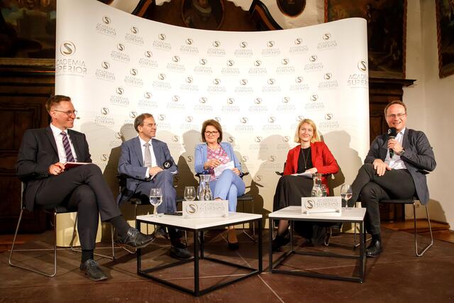 Professor Markus Hengstschläger, LH-Stellvertreterin Christine Haberlander, Unternehmerin Gertrude Schatzdorfer-Wölfel, Rektor Walter Vogl und Thomas Winkler (Moderator, v.r.n.l.) | Foto: Academia Superior/Wakolbinger