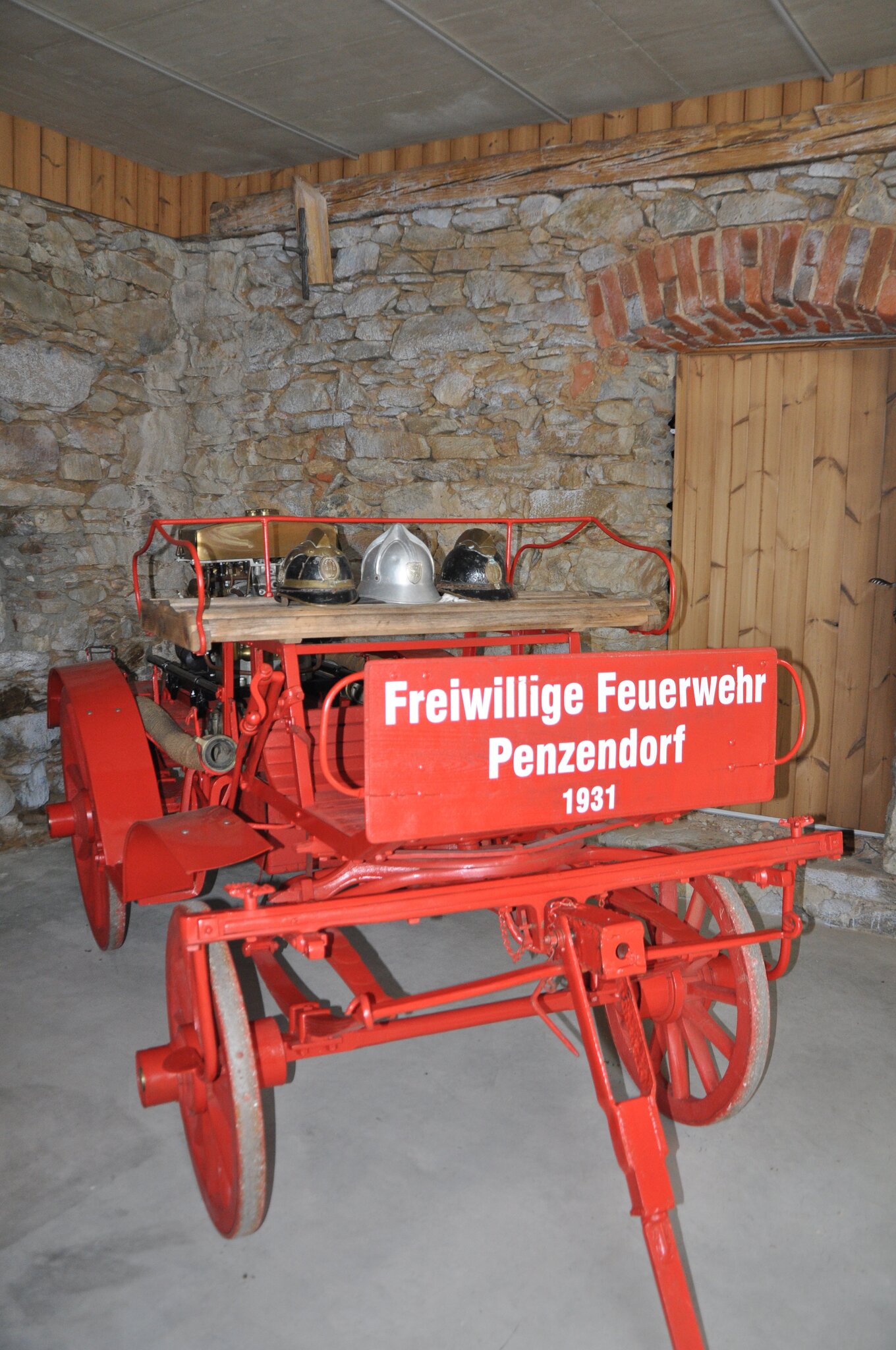  Greinbach: Alter Feuerwehrwagen in modernem Museum - Hartberg-Fürstenfeld Motiv 
