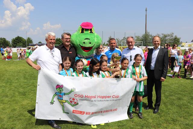 ASKÖ Präsident Alfred Kollar gratuliert mit Labg. Dieter Posch, Fachinspektor Harald Ziniel und Fußball Refererenten Knor den Mädchen der VS Mattersburg  