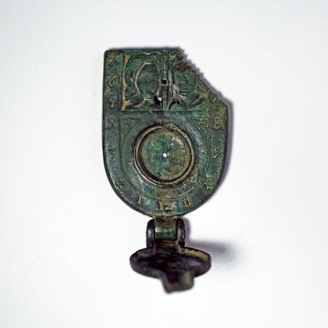 Ein Sondengeher fand dieses faszinierende Stück in nur 20 cm Tiefe in einem Acker in Regau. | Foto: OÖLKG