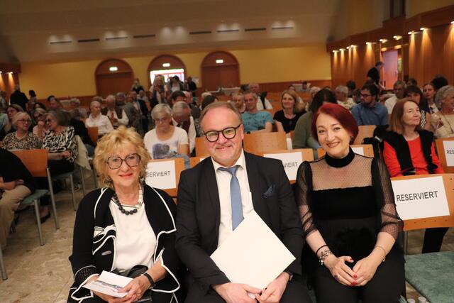 Die am weitesten angereisten Gäste kamen mit Gytis Cinauskas und seiner Gattin Raimonda aus Vilnius, im Bild links mit Vzbgm. a.D. Gerti Kronjäger. Die Musikschule Gratkorn verbindet mit Litauen eine Jahrzehntelange Partnerschaft, die zur Gründung des Steirisch-Litauischen Jugendsinfonieorchesters mit Auftritten in beiden Ländern führte.  | Foto: Edith Ertl