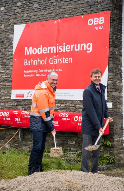 Christian Nagl, Geschäftsbereichsleiter der ÖBB-Infrastruktur AG und Anton Silber, Bürgermeister von Garsten (v.l.) | Foto: Peter Röck