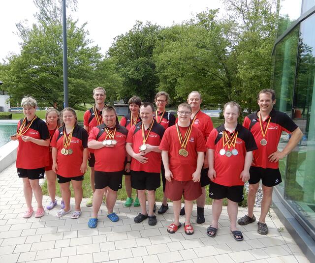 Die Schwimmgruppe „Brücken bauen“ der Lebenshilfe Werkstätte Vöcklamarkt war erfolgreich bei Schwimmfest in Straubing.
 | Foto: Lebenshilfe Oberösterreich