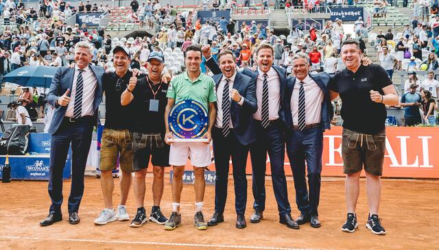 Titelverteidiger Roberto Bautista Agut wird 2023 wieder beim Generali Open Kitzbühel aufschlagen. Im Bild mit dem Organisationsteam des Generali Open Kitzbühel Herbert Günther (Veranstalter), Alexander Antonitsch (Turnierdirektor), Jorge Salkeld (Octagon), Florian Zinnagl (GF), Matthias Dallinger (Sponsoring), Markus Bodner (Veranstalter), Matthias Wieser (Ticketing). | Foto: Mia Knoll