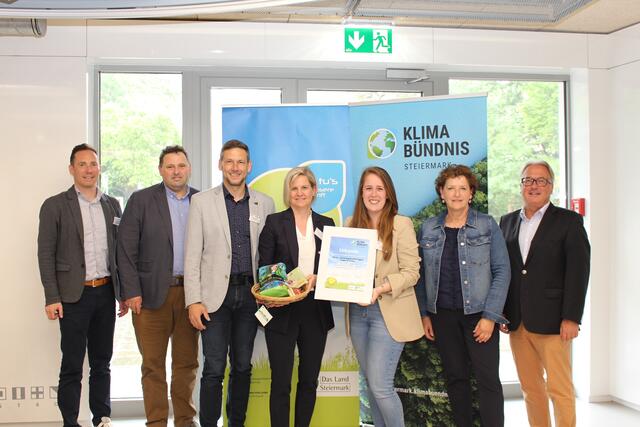 V.l.n.r.: Friedrich Hofer, GF Klimabündnis Steiermark; Hannes Grabner, V-Bgm; Martin Haberl, Bgm Floing; Manuela Kuterer, GR; Lena Krones, KEM Managerin; LRin Ursula Lackner; Dr. Peter Gspaltl, GF Steir. Verkehrsverbund GmbH | Foto: Klimabündnis-Steiermark
