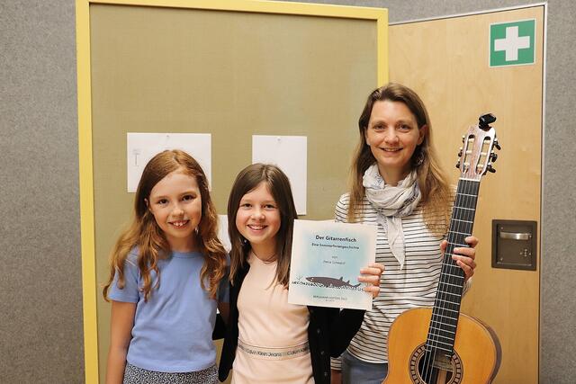 Petra Schwarzl stellte mit Jana Grießer (li) und Marie Grabner den Gitarrenfisch in der VS Gössendorf vor. | Foto: Edith Ertl
