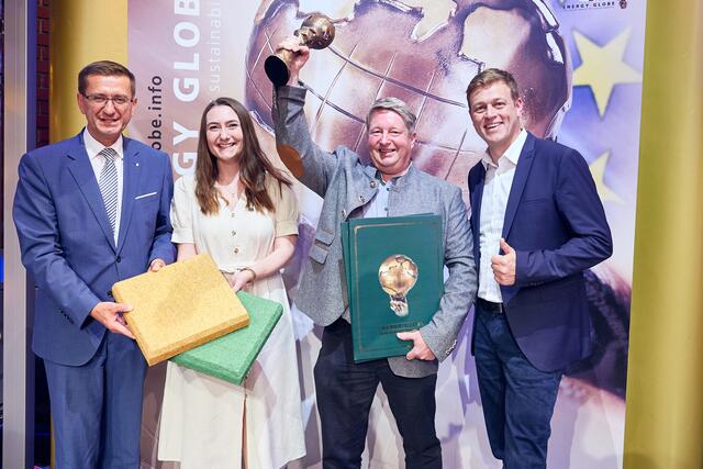 Landesrat Markus Achleitner, Julia Steinegger und Markus Pachner (beide Synthesa-Produktmanagement) sowie Landesrat Stefan Kaineder.

 | Foto: Mathias Lauringer