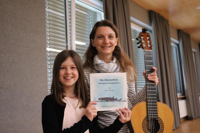Petra Schwarzl schrieb die Sommerferiengeschichte "Der Gitarrenfisch" und komponierte die Melodien, die Illustrationen steuerte Marie Grabner (10) bei.  | Foto: Edith Ertl