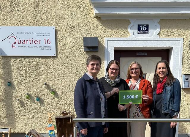 Die Grünen des Bezirks Vöcklabruck unterstützen das Quartier 16 mit 1.500 Euro vom Frauenfilmabend.  | Foto: Grüne Bezirk Vöcklabruck