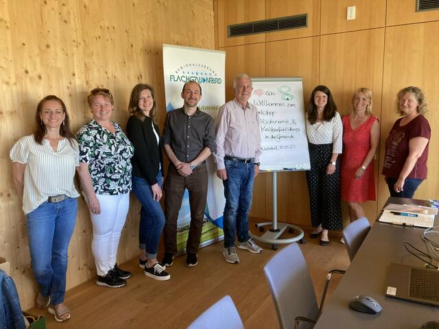 Von links: Barbara Frohnwieser (Dorfbeuern), Bgm Andrea Pabinger (Lamprechtshausen), GF Maike Busch(RV Flachgau Nord), Andreas Van-Hametner (Ressourcenforum Austria), Bgm. Werner Fritz (Bgm. Göming, Obmann RV und LEADER Flachgau-Nord), GF Cathrine Maislinger (LEADER Flachgau-Nord), Bgm Waltraud Brandstetter (Nußdorf) und Christine Schnell. | Foto: Leader Flachgau-Nord