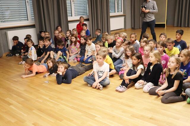 Schüler der VS Gössendorf lauschten der Geschichte und den Musikstücken. Bei der Polka für Fische aber tanzten sie spontan mit.  | Foto: Edith Ertl