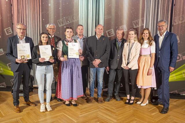 Einige "Stars" aus dem Bezirk Liezen: Bei der Veranstaltung wurden die besten Absolventinnen und Absolventen sowie ihre Ausbildungsbetriebe geehrt. | Foto: Foto Fischer