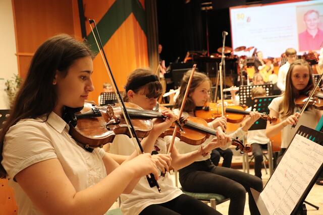150 Musikschüler und Lehrer wirkten beim Jubiläumskonzert mit, das Foto zeigt den Auftritt der Streicher. | Foto: Edith Ertl