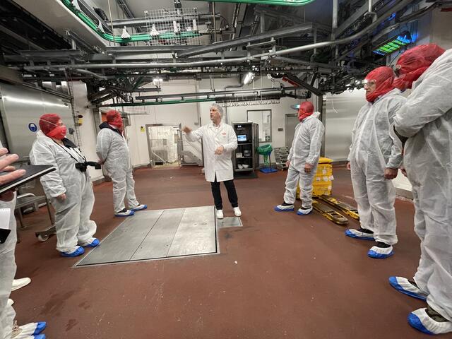 Betriebsleiter Andreas Wörgl (Mitte) führte durch das TANN-Werk in Wörgl. | Foto: Veronika Mair