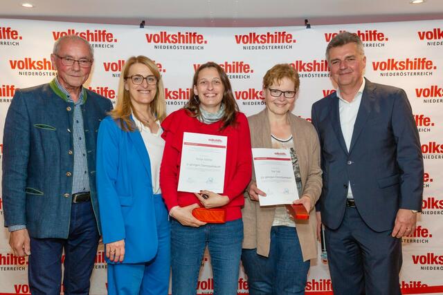 Volkshilfe Präsident Ewald Sacher, Landesrätin Ulrike Königsberger-Ludwig, Sonja Valthe (Kinderhaus Mannersdorf, 5 Jahre), Ilse Gall (Schulische Nachmittagsbetreuung Bruck, 10 Jahre), Geschäftsführer Gregor Tomschizek | Foto: Werner Jäger