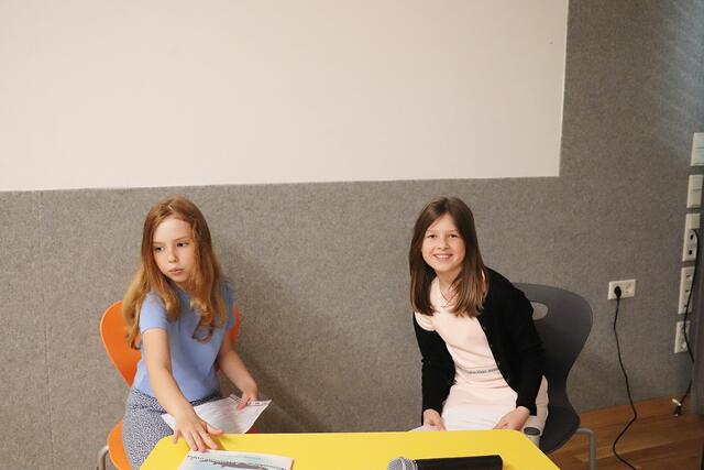 Lasen ihren Schulkollegen die Geschichte vom Gitarrenfisch vor: Jana Grießer (li) und Marie Grabner  | Foto: Edith Ertl
