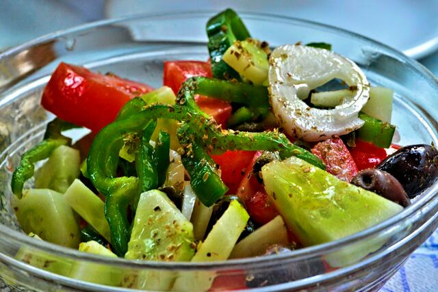 Eine griechische Spezialität - der Bauernsalat. | Foto: Copyright: Bernd Moldan